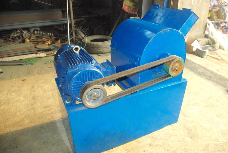 粉餅機(jī)，碎餅機(jī)，大餅打碎機(jī)，花生茶籽大豆餅粉碎機(jī)